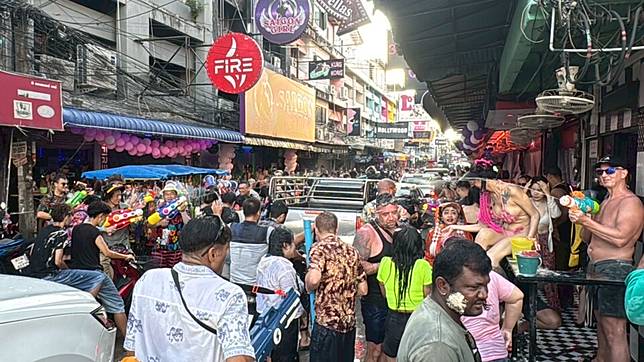พัทยาคึกคัก! นักเที่ยวไทย-เทศ แห่เล่นน้ำสงกรานต์ฉ่ำ ดับร้อน