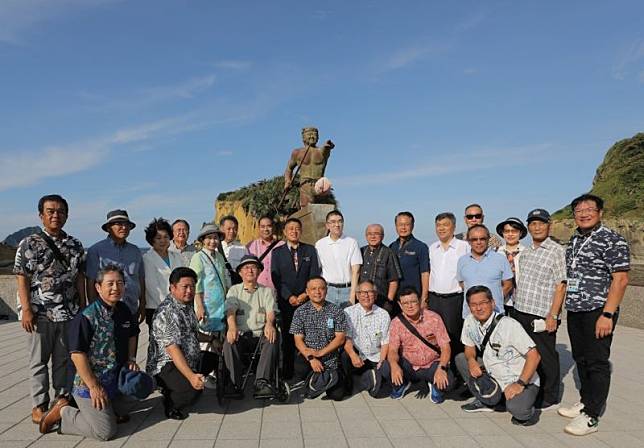 日本沖繩縣議長訪和平島公園漁民慰靈碑，謝國樑到場歡迎並合影紀念。（圖 ／基隆市政府提供）