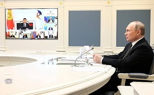 俄羅斯總統普丁日前參加歐亞最高經濟會議，緊靠長桌，眼睛直視前方，卻沒有看視訊的螢幕。   圖：翻攝自俄羅斯總統官網
