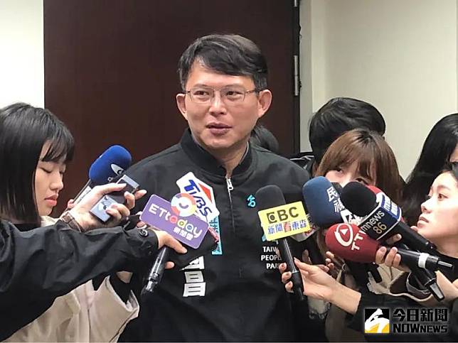 黃國昌回應建商岳父捲入捲糾紛，喊話交由法院判決。