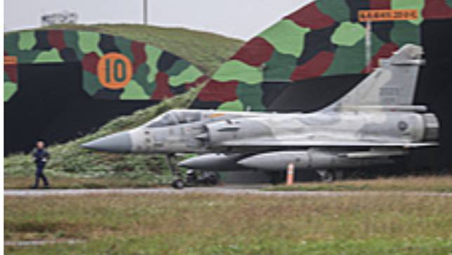 台灣空軍新竹聯隊的幻象2000-5戰鬥機於2022年1月11日國軍春節加強戰備操演中降落後滑行。廖瑞祥攝。
