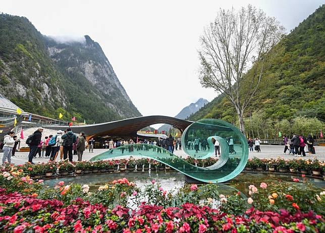 Tourists visit Jiuzhaigou scenic spot in southwest China's Sichuan Province, Oct. 10, 2024. (Xinhua/Wang Xi)