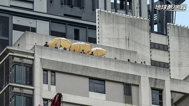 除了購票入場的民眾，現場居民也聚集在陽台、屋頂等處觀賞表演。(攝影/ 陳奕宏)