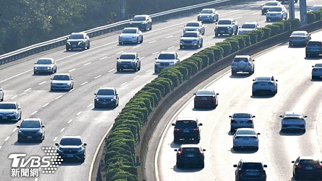 初一走春車潮預估達123百萬車公里。（示意圖／shutterstock達志影像）