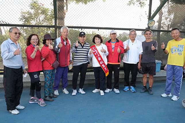 競選連任的國民黨嘉義市長候選人黃敏惠(右五)今早到港坪運動公園向市民拜票。(圖由黃敏惠競選總部提供)