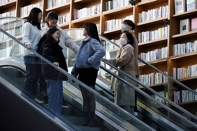 消費者今年1月30日在南韓首爾一間購物商場搭乘手扶梯。路透社