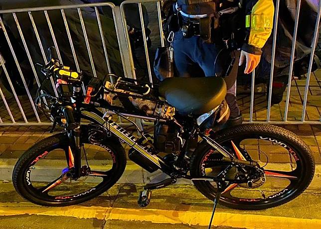 警在東廊截獲的電動單車。