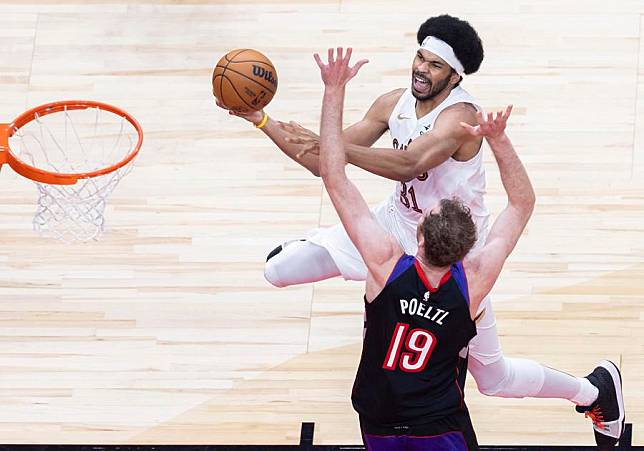 Jarrett Allen (back) of Cleveland Cavaliers goes for a layup during the 2024-2025 NBA regular season match against Toronto Raptors in Toronto, Canada, on Oct. 23, 2024. (Photo by Zou Zheng/Xinhua)