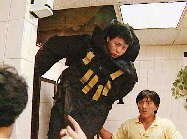 1992年的4月28日，楊季章穿著防爆衣，獨自拆解男廁天花板內的炸彈。（東森新聞提供）