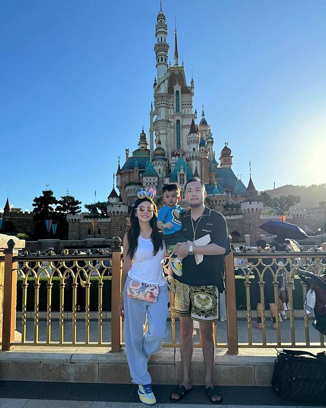 ครอบครัวดาราดังโบกมือลาไทย