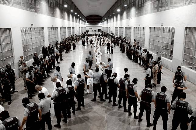 美國送兩百多名委內瑞拉黑幫組織成員赴薩爾瓦多坐牢。路透社