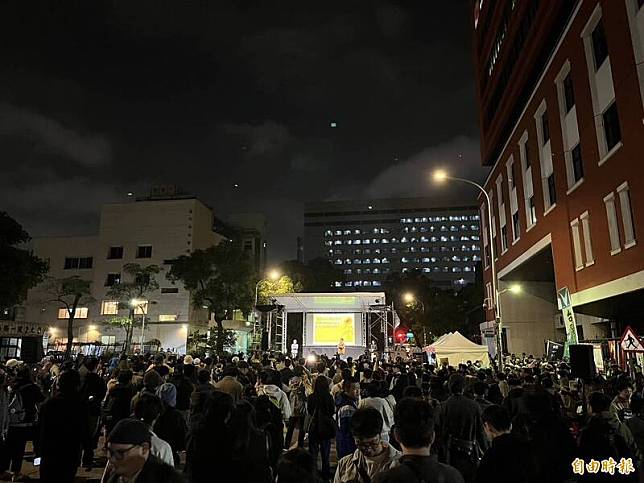 太陽花學運今天10週年，台灣數十個公民團體今晚於立法院群賢樓外舉辦晚會活動。(記者陳鈺馥攝)