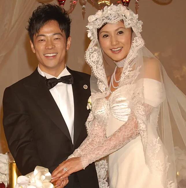 藤原紀香當年跟諧星陣內智則結婚後，婚姻只維持2年。