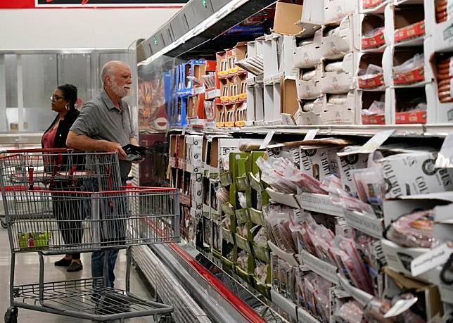 Customers select goods at a supermarket in Foster City, California, the United States, April 10, 2024. (Photo by Li Jianguo/Xinhua)