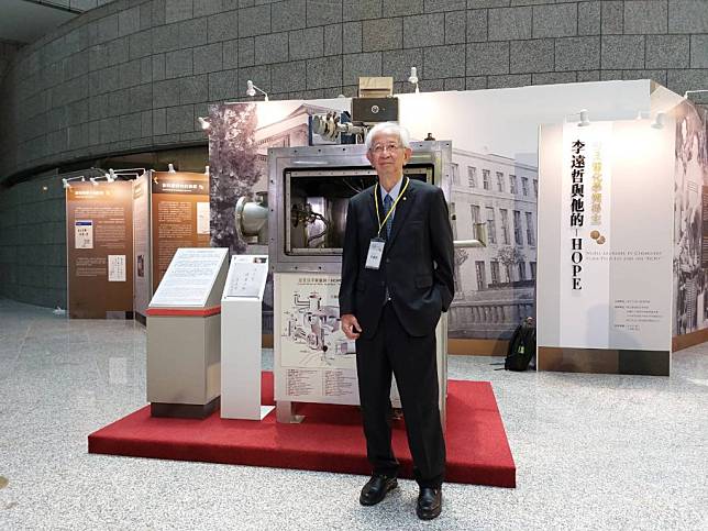 科工館「諾貝爾化學獎得主：李遠哲與他的ＨＯＰＥ」特展，展示國內第一件列為國寶的科技文物。（記者王正平攝）
