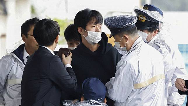 日本男子木村隆二15日在和歌山縣雜賀崎漁港朝首相岸田文雄投擲爆裂物後，被多名現場男子壓制後遭警方逮捕。路透社