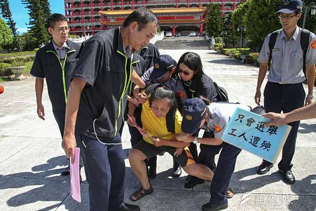 「民主進步黨改革政績一定營」，在台北圓山飯店舉行，維安佈下層層警力，有一名自稱是退休教師「突襲」，抗議政府年金改革，被員警帶離。（陳明仁攝）