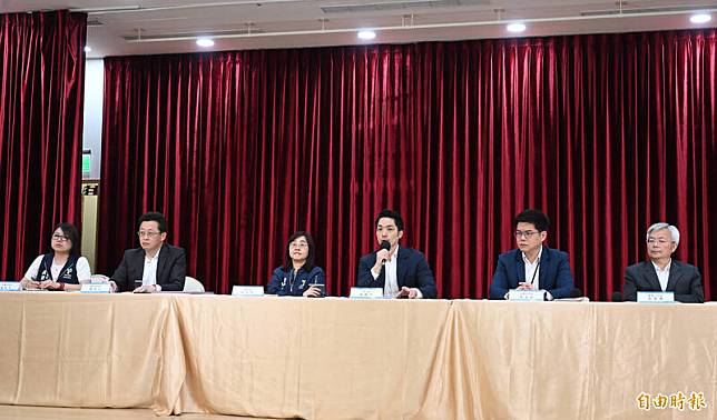 台北市今(2日)公布寶林案最新採檢結果，發現廚師手部檢出「米酵菌酸」陽性。(記者田裕華攝)