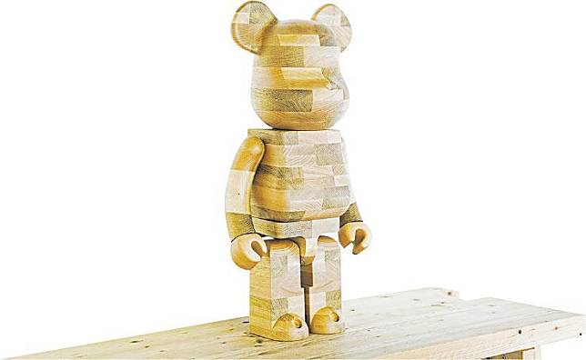 木製玩偶——Karimoku x Medicom Toy 1000%木材BE@RBRICK現於WOAW店舖發售，售價$54,600。（品牌提供）
