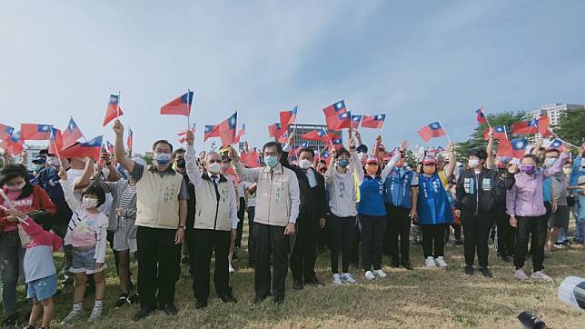 台南市111年國慶升旗，市長黃偉哲和民眾一起搖國旗、唱國歌，祝賀中華民國生日快樂。（記者林雪娟攝）