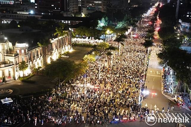 24 日晚間，立法院周邊抗議人潮擠滿立法院外的中山南路快車道，人潮從監察院前的忠孝西路滿到教育部外的徐州路。 圖：張良一/攝（資料照）