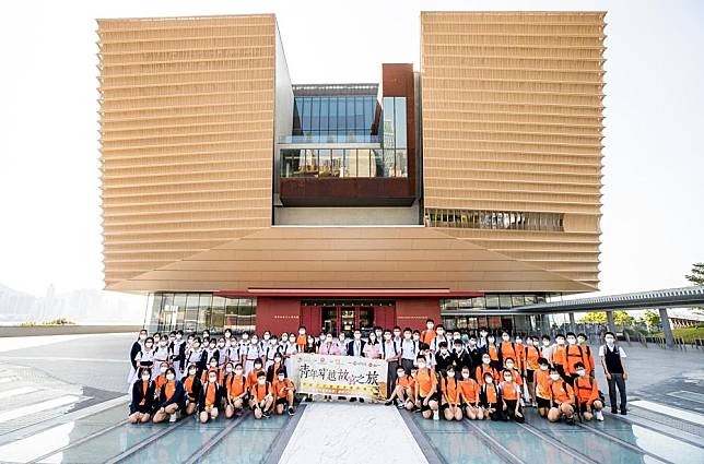 1,700名中小學生閉館專場遊故宮，以增加對中華文化的認識。