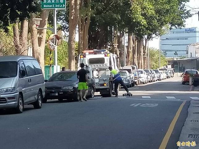崇德拖吊場拖吊車至西屯區實施拖吊勤務，車主聞訊趕來移車。(記者張軒哲攝)