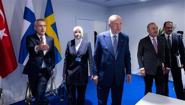 土耳其總統艾爾段（中）28日在馬德里與芬蘭、瑞典領袖會談，最終同意撤銷對兩國加入北約的否決。路透社