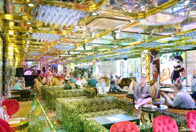 
<p>華麗的歌舞秀，必然搭配一樣華麗的餐廳裝潢。光是讓客人等候表演開場的候場廳，就金光閃閃華麗到足以閃瞎你的雙眼，彷彿是一條華麗的大門，帶你通往未來的奇幻世界。在新宿的歌舞伎町，體驗這絕無僅有的奇幻表演，絕對令人留下深刻印象，成為你東京都會之旅的別樣記憶。</p><p>
</p><p>
</p><p>
<b>機器人餐廳 ROBOT RESTAURANT</b></p><p>
地址：東京都新宿区歌舞伎町1ｰ7ｰ7　新宿ロボットビルB2F</p><p>
門票：8,000日圓（購票時出示JAPANKURU獨家合作COUPON立即享有2,000日圓折扣）</p><p>
<a href=