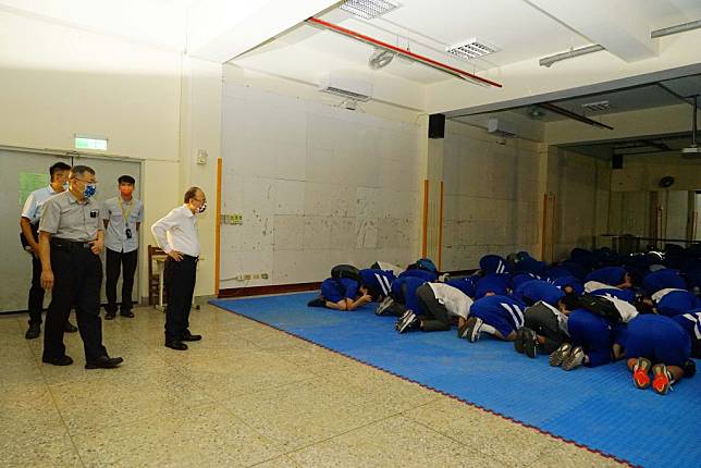 針對是否應發給學生頭套防震的問題，台北市長柯文哲說，在真的遇到地震，送一個鋼盔還差不多，東西砸下來，頭套一點保護也沒有。（北市府提供）