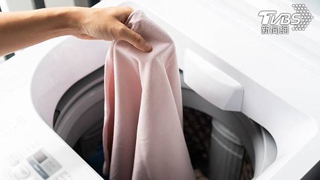 女大生表示，她家從小就習慣把衣服全丟進洗衣機。（示意圖／shutterstock達志影像）