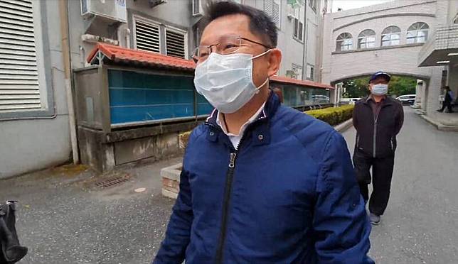 花蓮縣府民政處長明良臻(右一)到花蓮地院開庭，晚間6點半左右裁定羈押禁見。(民眾提供)