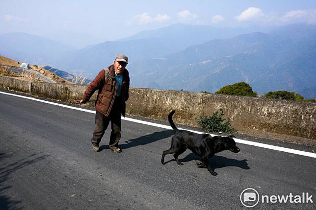 今年（2025年）102歲的老榮民張天佑每天都會和他的狗狗在華崗的山路散步，他們倆的身影幾乎就是華崗的日常風景。張天佑終身未婚，他把他的狗狗當兒子養，對他寵愛有加。 圖：張良一/攝