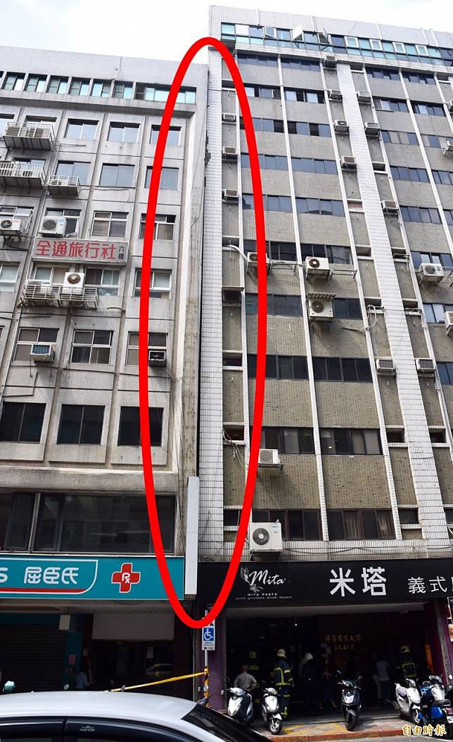 台北市長安東路二段77號的金林大廈向右方祥寧大樓傾斜。(記者黃耀徵攝)