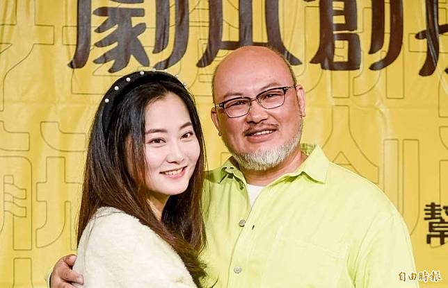 趙小僑(左)、劉亮佐夫妻迎接女兒報到。(資料照，記者王文麟攝)