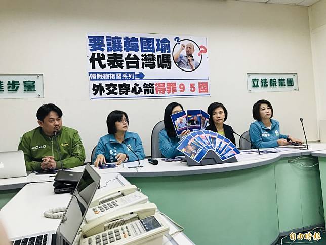 民進黨不分區立委候選人洪申翰(左起)、立委吳玉琴、管碧玲、葉宜津、周春米等召開記者會。(記者黃欣柏攝)