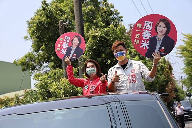 參與民進黨屏東縣長黨內初選的立委周春米（左）展開車隊掃街，她4日表示，會努力建設屏東縣33鄉鎮市的共融公園、非營利幼兒園，讓屏東的下一代都能健健康康、快快樂樂、安安全全的長大。（周春米辦公室提供）中央社記者郭芷瑄傳真 111年4月4日  
