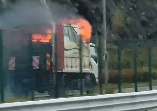 肇事貨車車斗內有雜物起火。