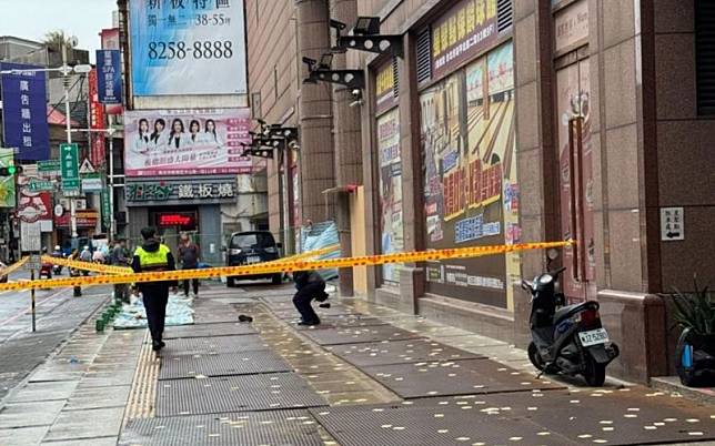 新北市板橋區「凱悅大樓」有民眾墜樓身亡，網友爆料是因檢舉1樓KTV裝修造成大量粉塵遭忽視，因而死諫。（翻攝Threads）