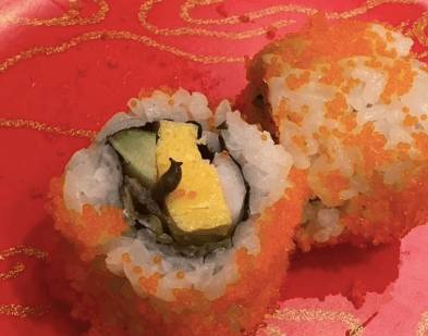 日系連鎖壽司被爆餐點出現活蛞蝓。（翻攝爆料公社）