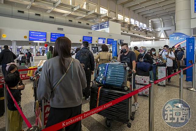 一名旅行社領隊分享團員在丹麥機場離奇經歷，提醒大家在安檢時，護照不要單獨放在安檢籃，最好將重要物品收進包包，比較安全，圖為示意圖。（本刊資料照）