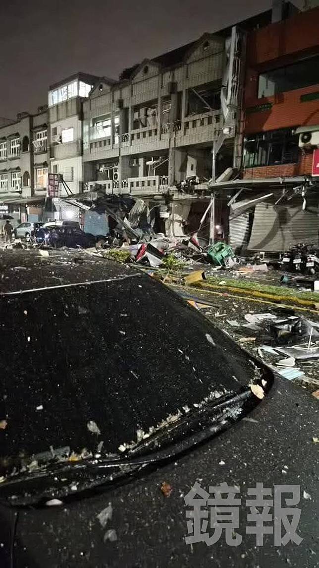 新竹市東區高翠路的透天厝疑似發生氣爆，現場滿地殘骸碎片。民眾提供