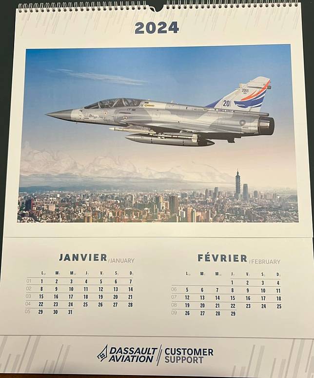 駐法國代表吳志中在臉書曝光法國達梭公司正式出版的月曆，第一張就是我空軍幻象2000戰機與台北101大樓。 圖：翻攝自吳志中臉書