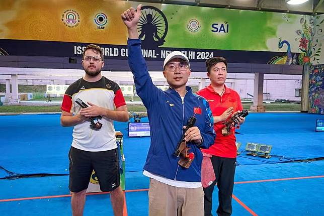 Li Yuehong &copy; of China waves to the crowd after winning the men's 25m rapid fire pistol title at the ISSF World Cup Final in New Delhi, India on Oct. 16, 2024. (Handout via Xinhua)