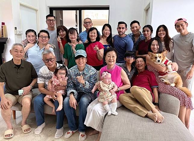 林俊傑的IG仍保留家族過年大合照。翻攝jjlin IG