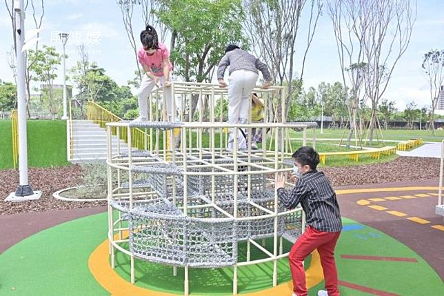 高市全面改造公園既有454處兒童遊戲場，符合衛福部最新安全規範。（圖/高市工務局提供）