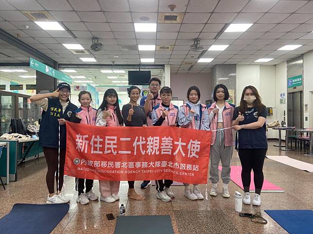 移民署臺北市服務站「新住民二代親善大使體驗營」舉辦瑜珈課程。(左四為王芬芬、左三為賴佳怡)。（圖片來源／移民署提供）
