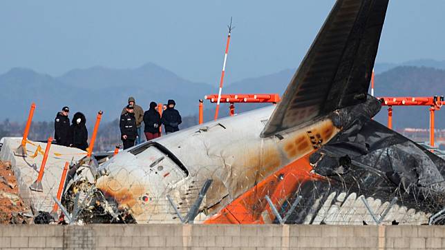 2024年12月31日，美國國家運輸安全委員會（NTSB）派出協助調查的專家，在南韓務安機場濟州航空7C2216班機失事現場勘查。美聯社