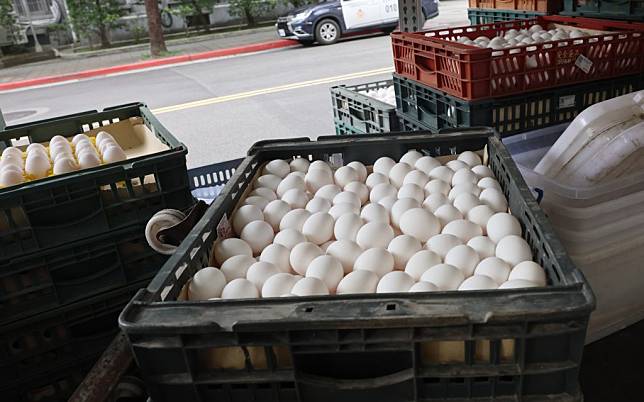 農業部二十六日表示，中央畜產會民國一一一年辦理雞蛋進口的冷藏倉儲租金和運費，未依採購法辦理，屬行政疏失，因此向畜產會主動追回超過50%的補助款項。圖為台北市一輛貨車載運雞蛋。（中央社）