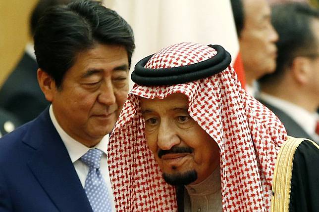 沙烏地阿拉伯國王薩勒曼訪問日本，日相安倍晉三親自接待。（美聯社）
